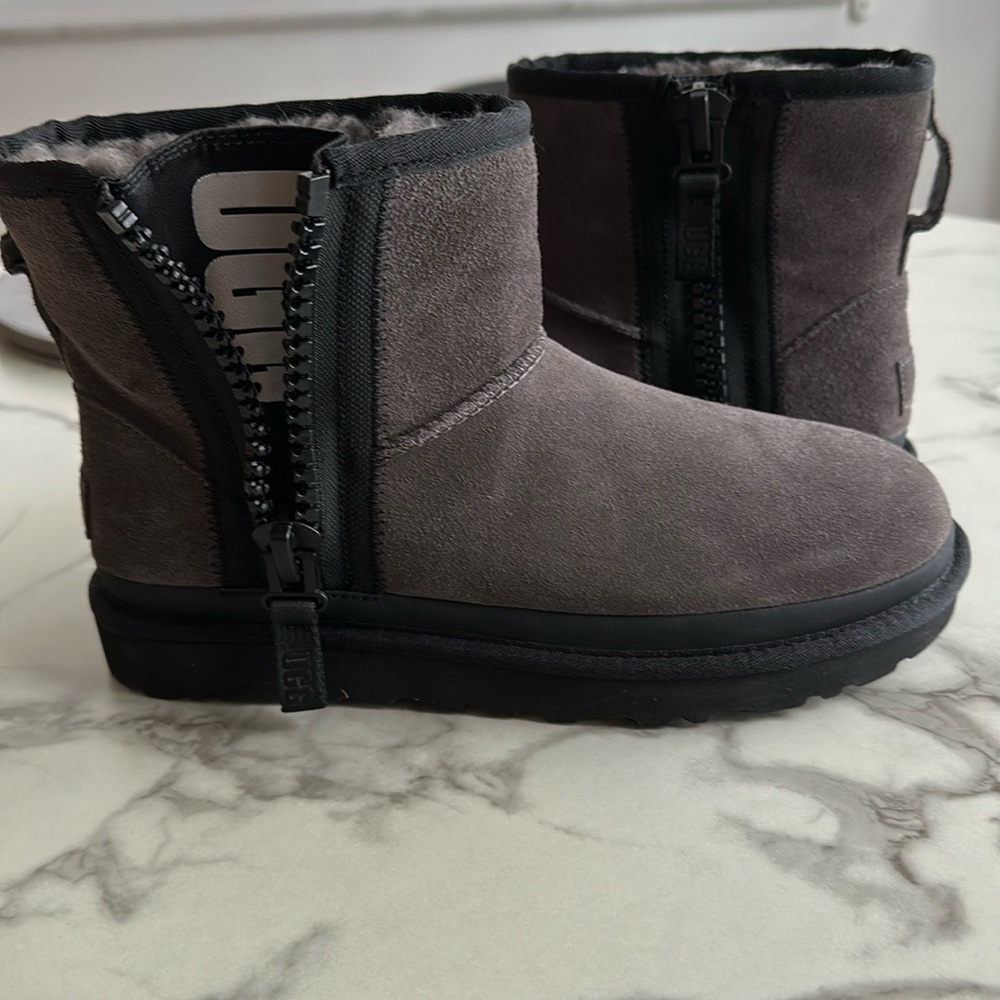Ugg Classic Mini Zipper Tape Logo Boots